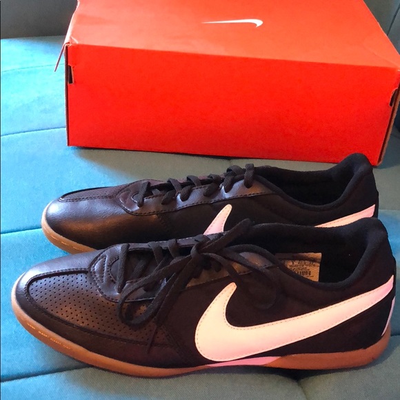 Nike Shoes - NEW Nike Davinho